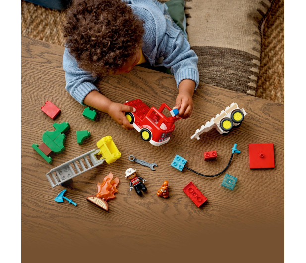 LEGO DUPLO 10473 Wóz strażacki z wężem i strażakiem - 1473395 - zdjęcie 4
